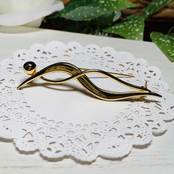 Vintage Brooches, Lot of 3, Gold tone Swimmer, Tennis Racquet, and Horn - Picture 5 of 7